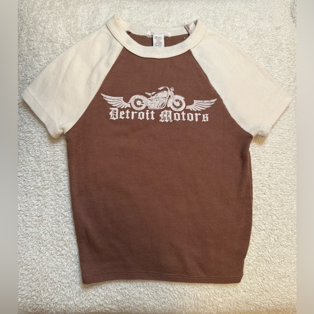 Tillys Detroit motors Slim Fit Graphic Crop T-shirt.